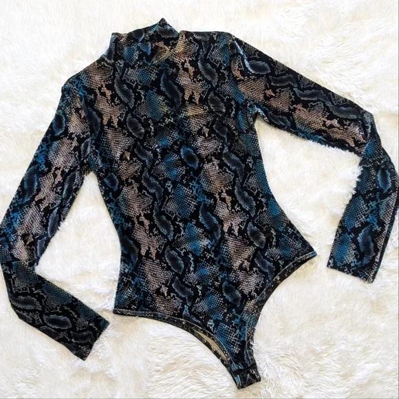 🔴LOWEST! I.AM.GIA Teal Velvet Snakeskin Bodysuit with Thumbholes - Picture 4 of 17